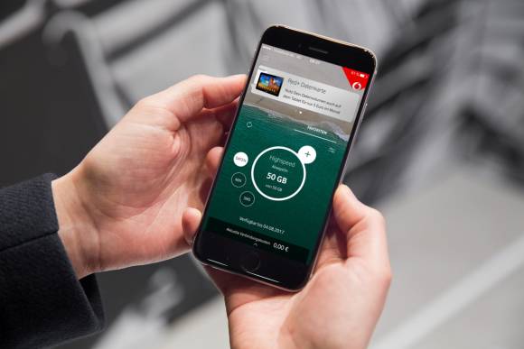 Vodafone-Kunde mit Smartphone 