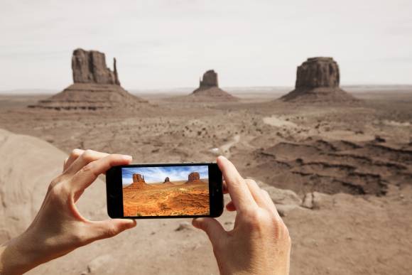 Nutzer macht Foto mit Smartphone 