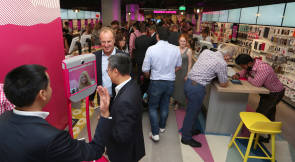 Roboter Roberta im Telekom Flagship-Store