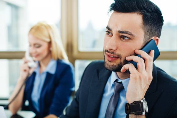 Geschäftsleute beim Telefonieren 