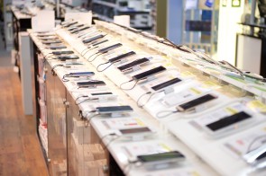 Smartphones in einem Medimax-Markt 