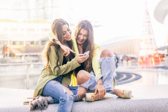 Junge Frauen mit Smartphone 