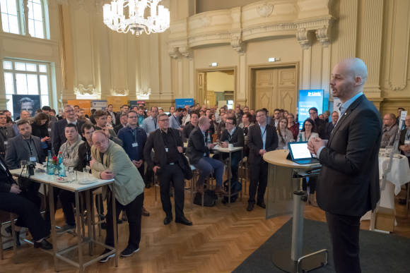 ComTeam-Chef Sven Glatter (re.) bei der Eröffnung der Partnerkonferenz 