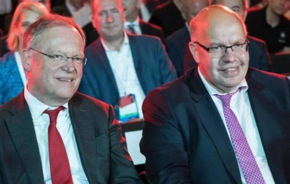 Bundeswirtschaftsminister Peter Altmaier (re.) auf der Cebit 2018 