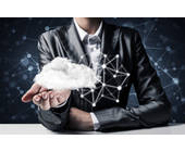 Business-Mann hält Cloud-Symbol