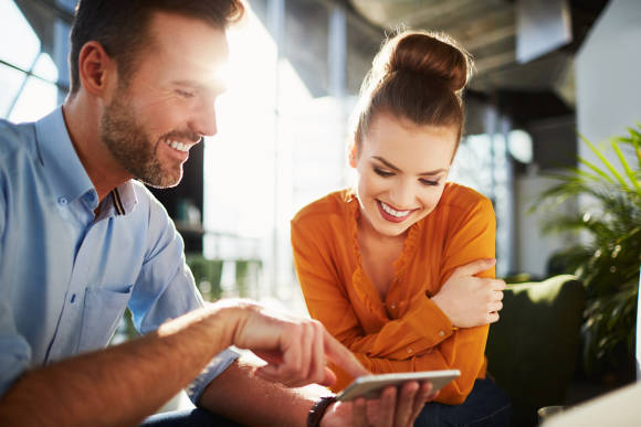 Frau und Mann mit Smartphone 