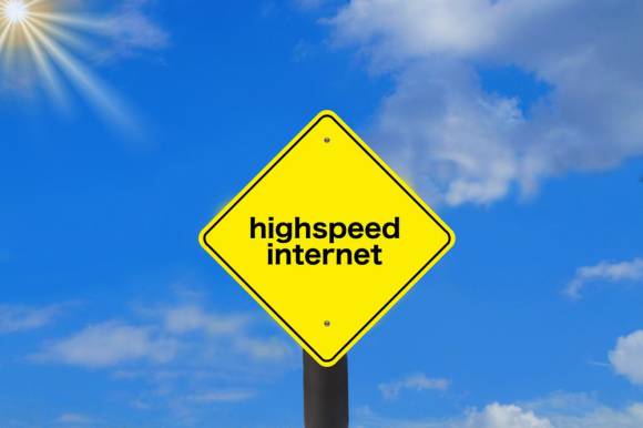 Schild mit Aufschrift Highspeed Internet 