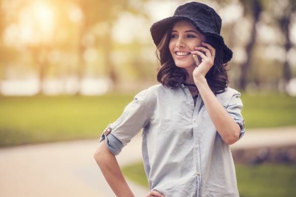 Frau mit Smartphone 