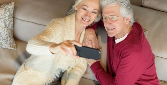 Senioren mit Smartphone 