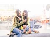 Frauen mit Smartphone