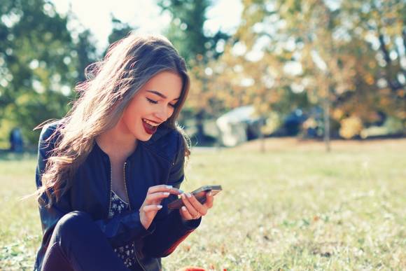 Frau mit Smartphone 