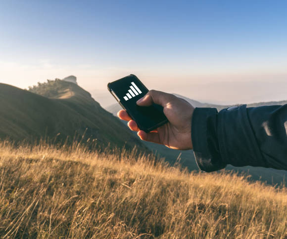 Mann mit Smartphone in der Hand 